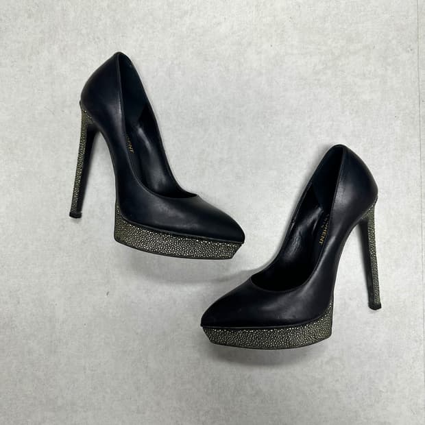 생로랑 스터드 플랫폼 펌프스