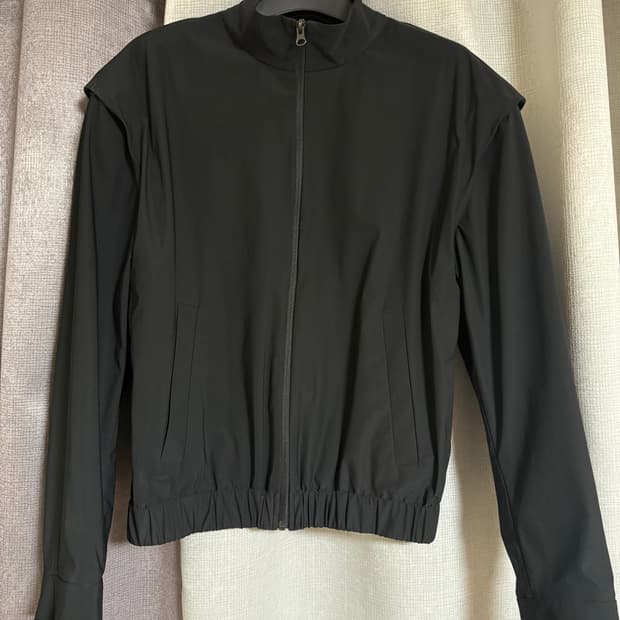 아모멘토 24ss 디테쳐블 하이넥 집업 자켓 m