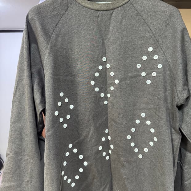 The World Is Your Oyster 롱슬리브