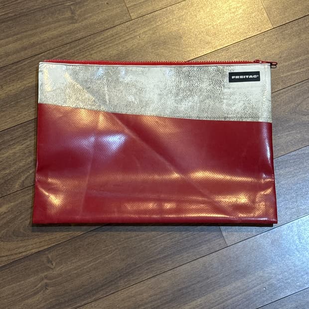 Freitag 클러치
