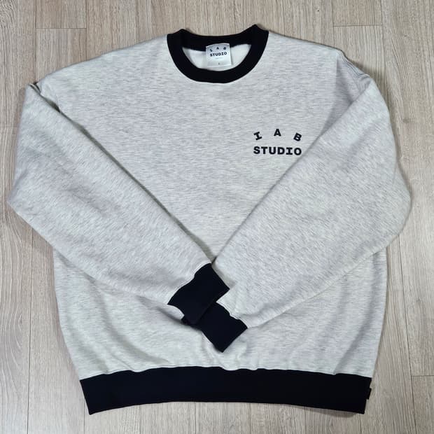 아이앱 스튜디오 오트밀색상 맨투맨 L사이즈