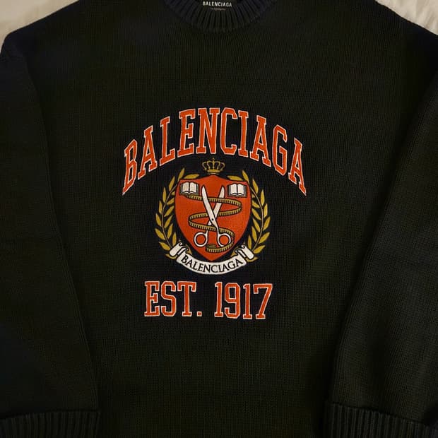 발렌시아가 컬리지 로고 자수 니트