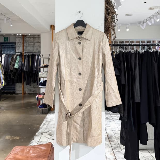 랑방 베이지 램스킨 레더 스네이크 패턴 벨트 트렌치 코트