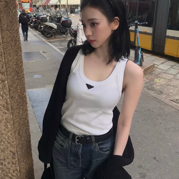 프라다 카리나 슬리브리스 나시