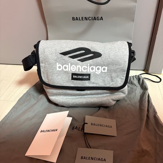 발렌시아가 익스플로러 스몰 메신저백 (새상품) 판매합니다.