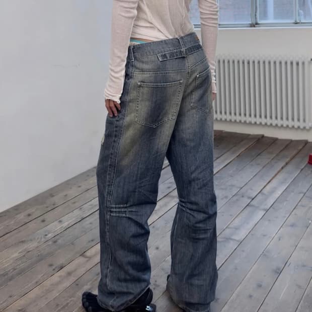 포르테나 CINCH BACK CURVED JEANS-BLUE