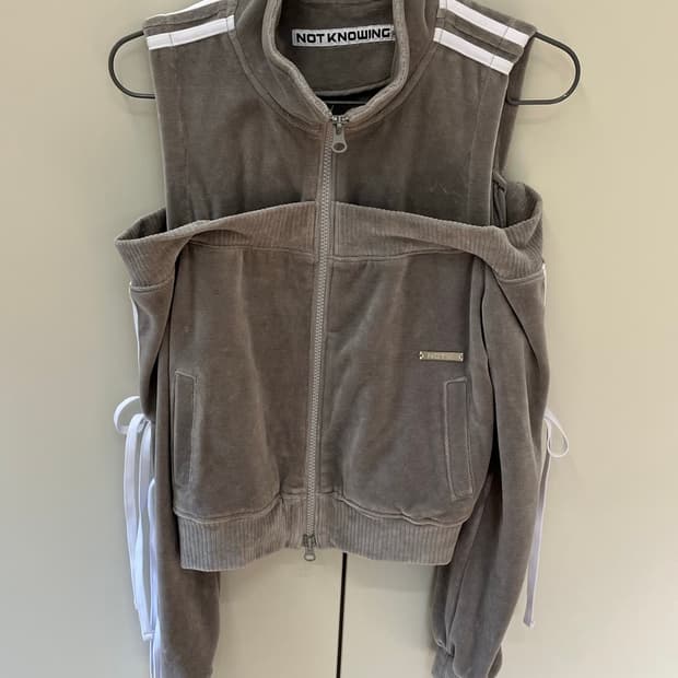 장원영착용)낫노잉 벨벳 리본 져지