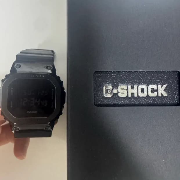 주우재 시계 GM-5600UB-1DR