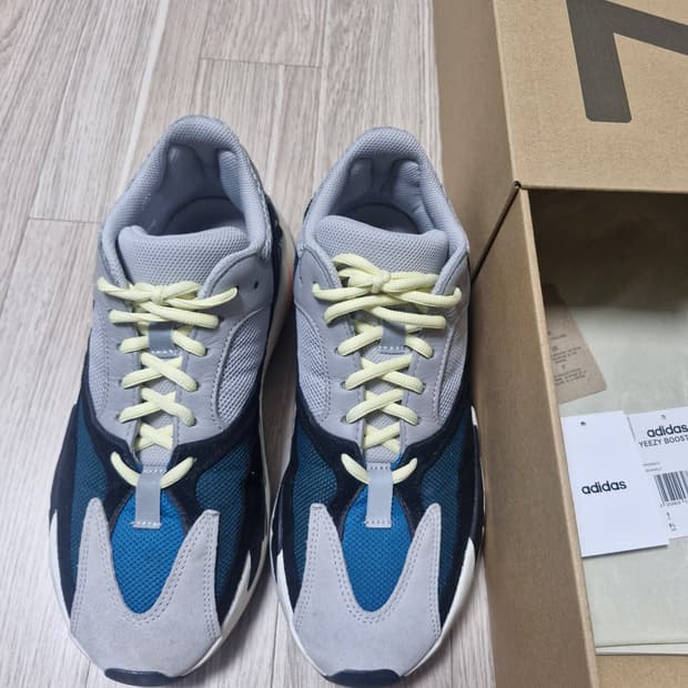 아디다스 이지부스트 700 웨이브러너