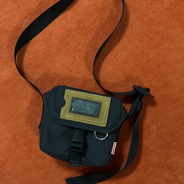 아크네 스튜디오 스웨이드 트림 폴드오버 플랩  미니 크로스백