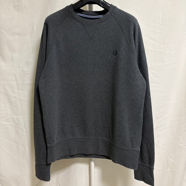 프레드페리 로고 자수 맨투맨 스웻셔츠 / 차콜, M