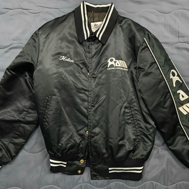 105) 캐나다 제조 봄버 