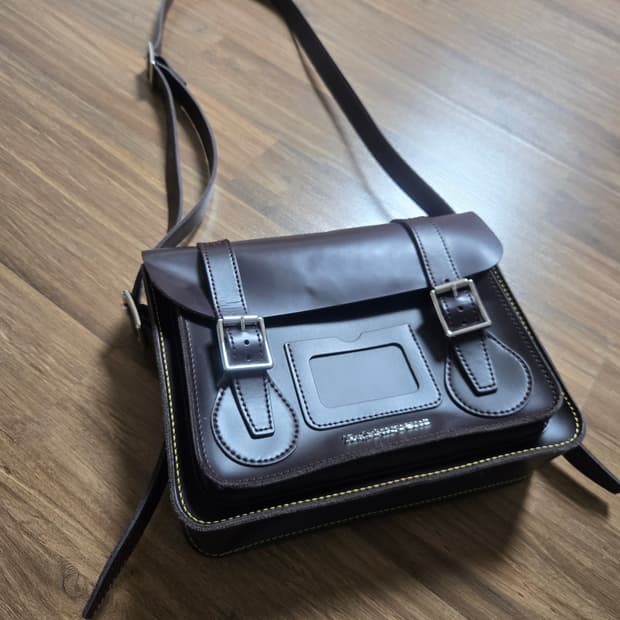 닥터마틴 11인치 비건 사첼 크로스백 - 버건디 [정품]