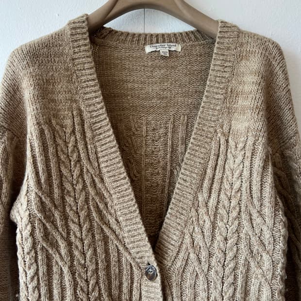 써스데이아일랜드 여성 카멜베이지 브이넥가디건 케이블가디건