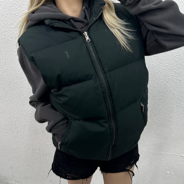 입생로랑 미니로고 차콜 패딩 조끼 105