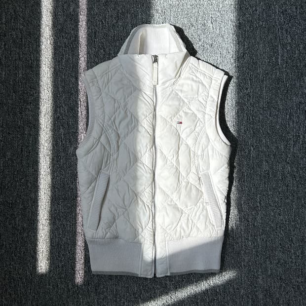 타미힐피거 화이트 퀄팅 패딩 베스트