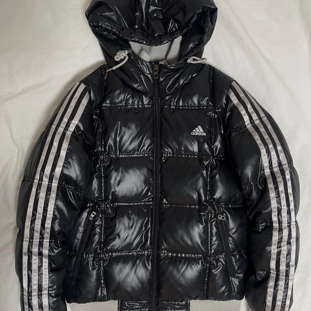 아디다스 y2k 딱붙핏 슬림 블랙 실버 삼선 유광 패딩