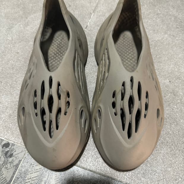 [275] 아디다스 이지 폼 러너 스톤세이지 판매