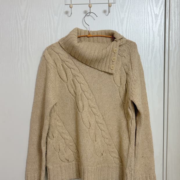 베이지 사선 단추 사선 니트