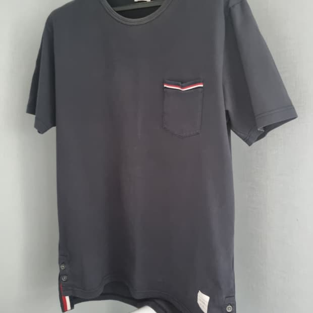 톰브라운 삼선 포켓 반팔 네이비