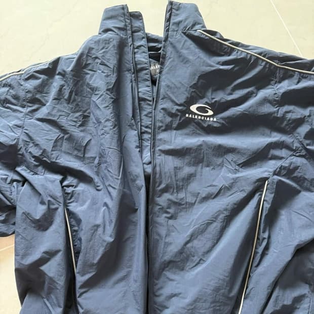 발렌시아가 루프 트랙 바람막이