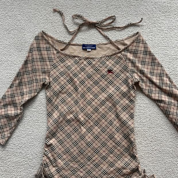 버버리 블루라벨 노바체크 오프숄더 티