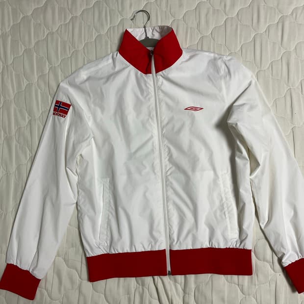 엄브로 바람막이