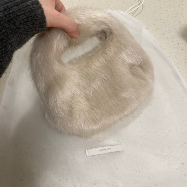 아모멘토 미니 퍼 토트백 아이보리