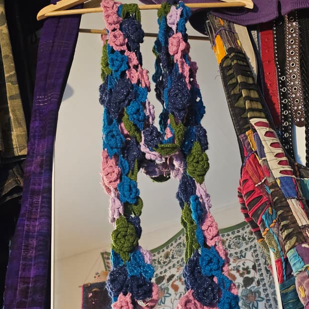 입체 꽃 모티브 머플러