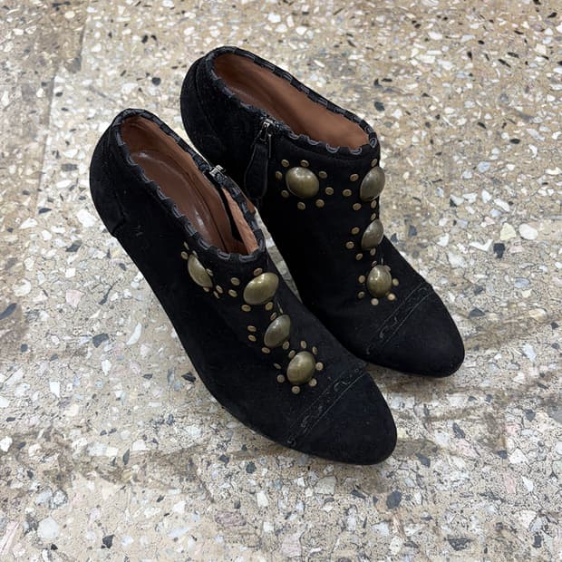 알라이아 스웨이드 펌프스