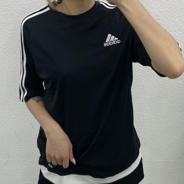 아디다스 에센셜 블랙 반팔 싸커티 100
