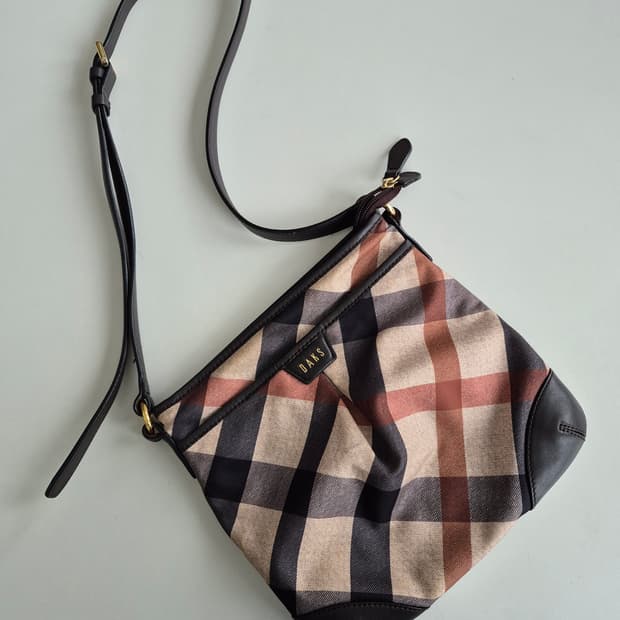 닥스 체크무늬 크로스백