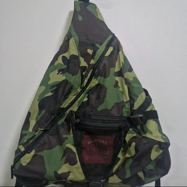 위캔더스 카모 슬링백