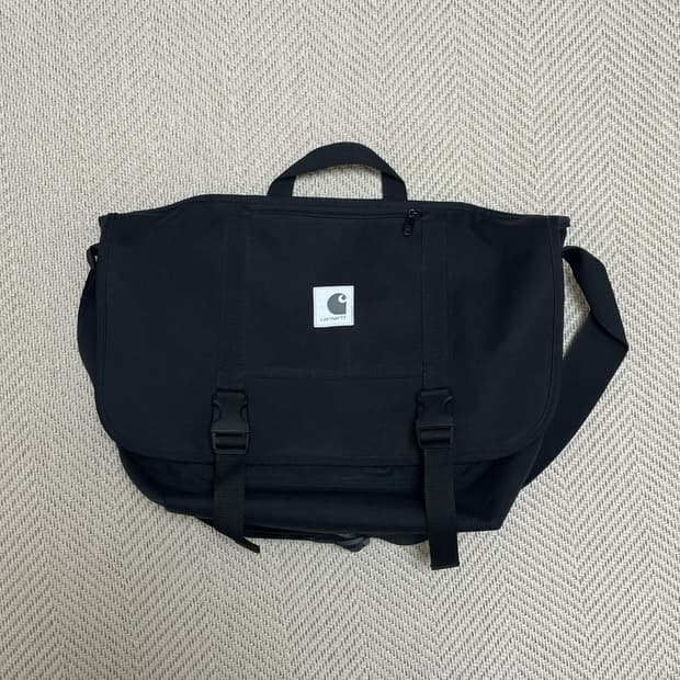 칼하트WIP 리플렉티브 파슬백