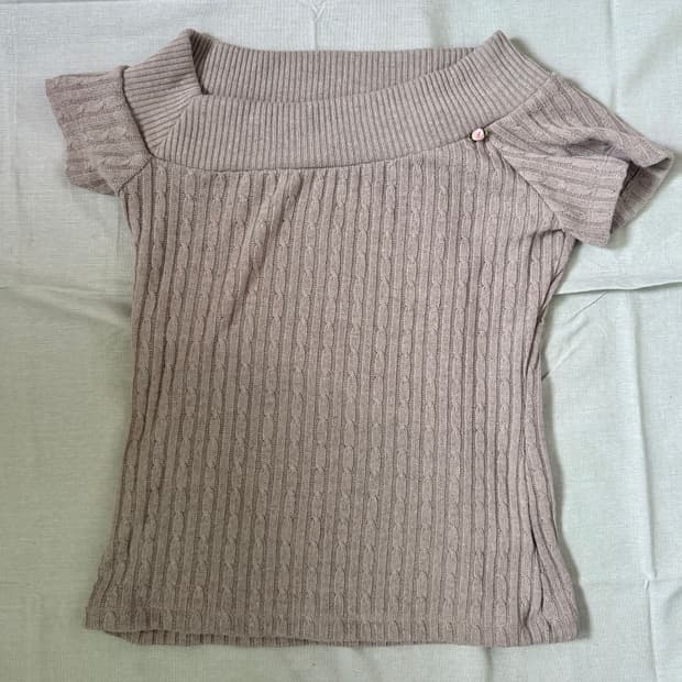 골지 베이지 오프숄더 니트