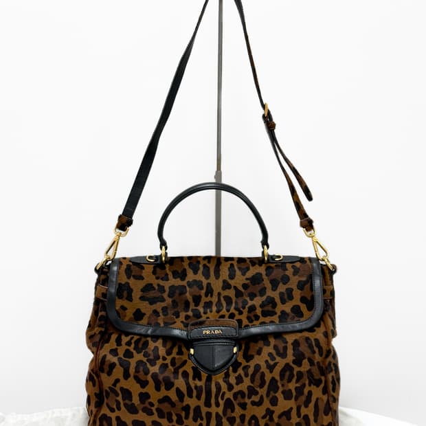 프라다 카프 헤어 레오파드 탑 핸들