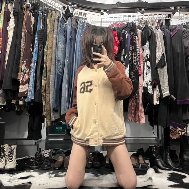 베이지 자수 바시티 자켓