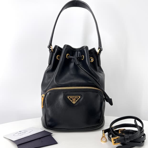 프라다 삼각로고 레더 버킷백 블랙 (1BH038)