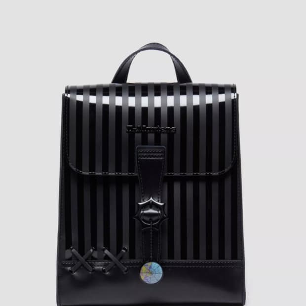 닥터마틴 X 웬즈데이 콜라보 백팩 고스 로리