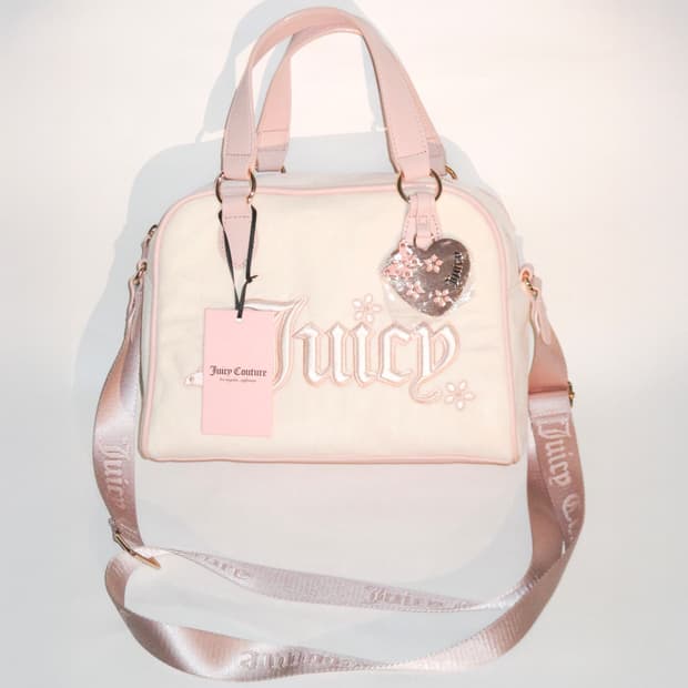 쥬시 꾸뛰르 스쿨백 스타일 크림&핑크 벨로아 토트백  + 리본 챰