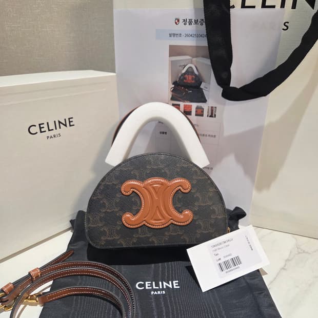 [새상품급] 셀린느 트리옹프 하프문 케이스 백