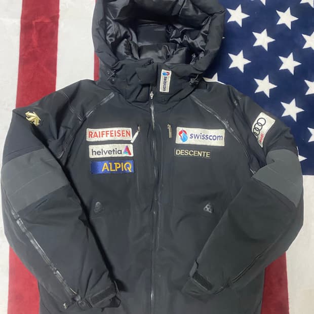 데상트 리미티드 스위스 한정판 패딩