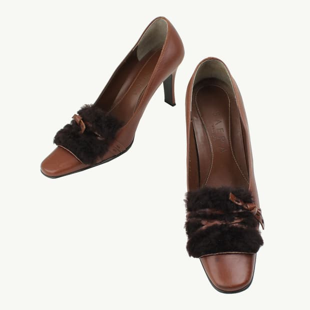 세라 초코브라운 가죽&퍼 장식 구두 235