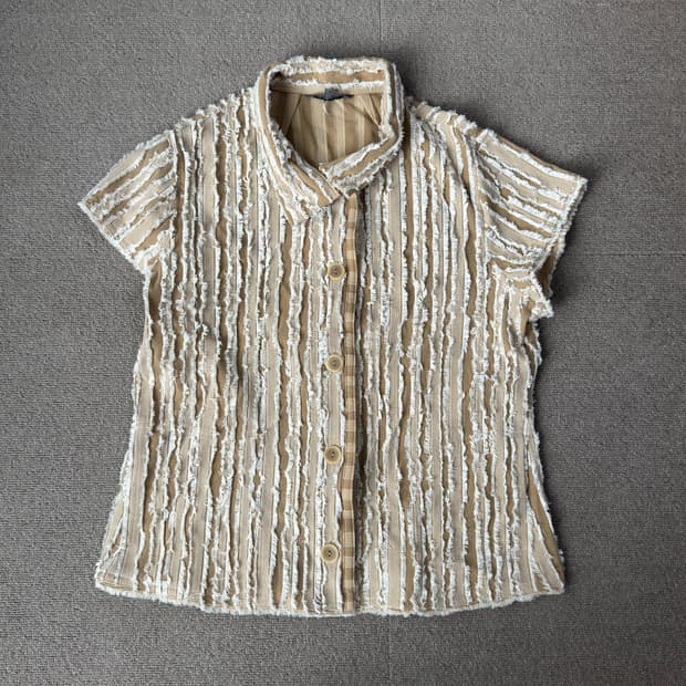 입체 프린지 디테일 스트라이프 반팔 셔츠