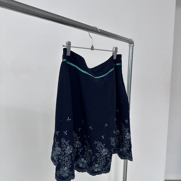 플라워 자수 스커트 Flower Embroidery Skirt