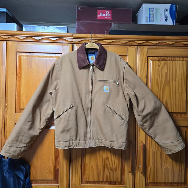 칼하트 디트로이트 j001 S사이즈 팝니다