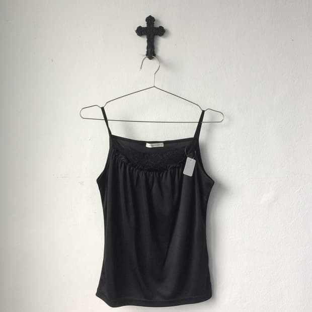 Lace point sleeveless