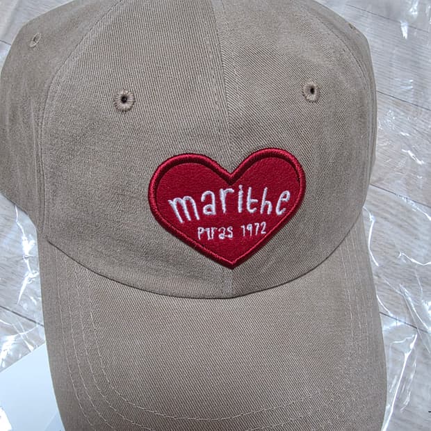새상품 마리떼 하트 로고 볼캡 베이지 