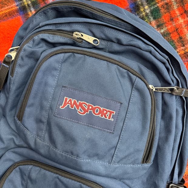 잔스포츠의 네이비 색상 백팩