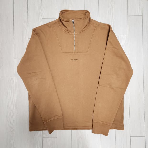 아크네 하프집업